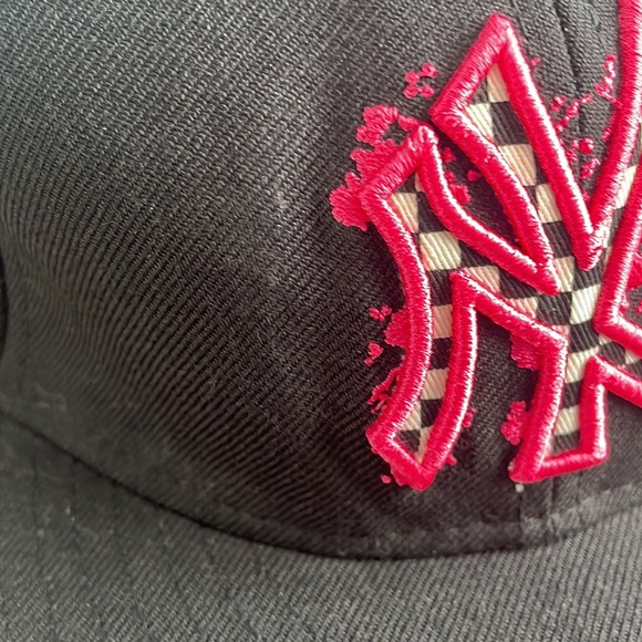 🔥5/$20🔥New York Yankees New Era 59Fifty Hat Black Pink Size 7 1/4 - Picture 8 of 10